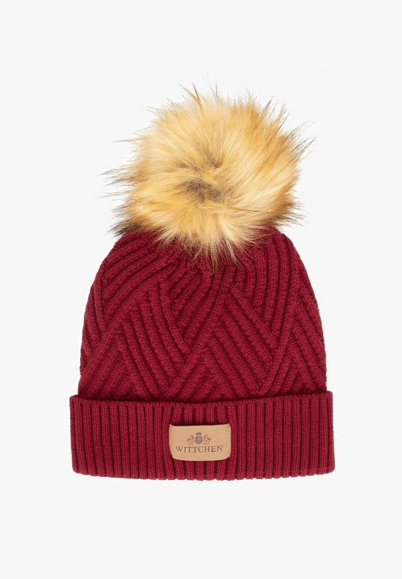 Cappello a maglia color bordeaux con motivo testurizzato, caratterizzato da un soffice pon pon dorato sulla cima e una toppa in pelle con marchio sul risvolto.