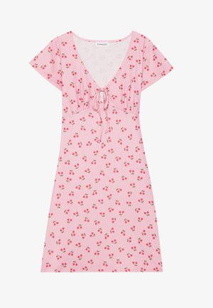 Rosa klänning med korta ärmar, djup V-halsringning, justerbar knytning framtill och körsbärstryck över hela på en texturerad tyg.