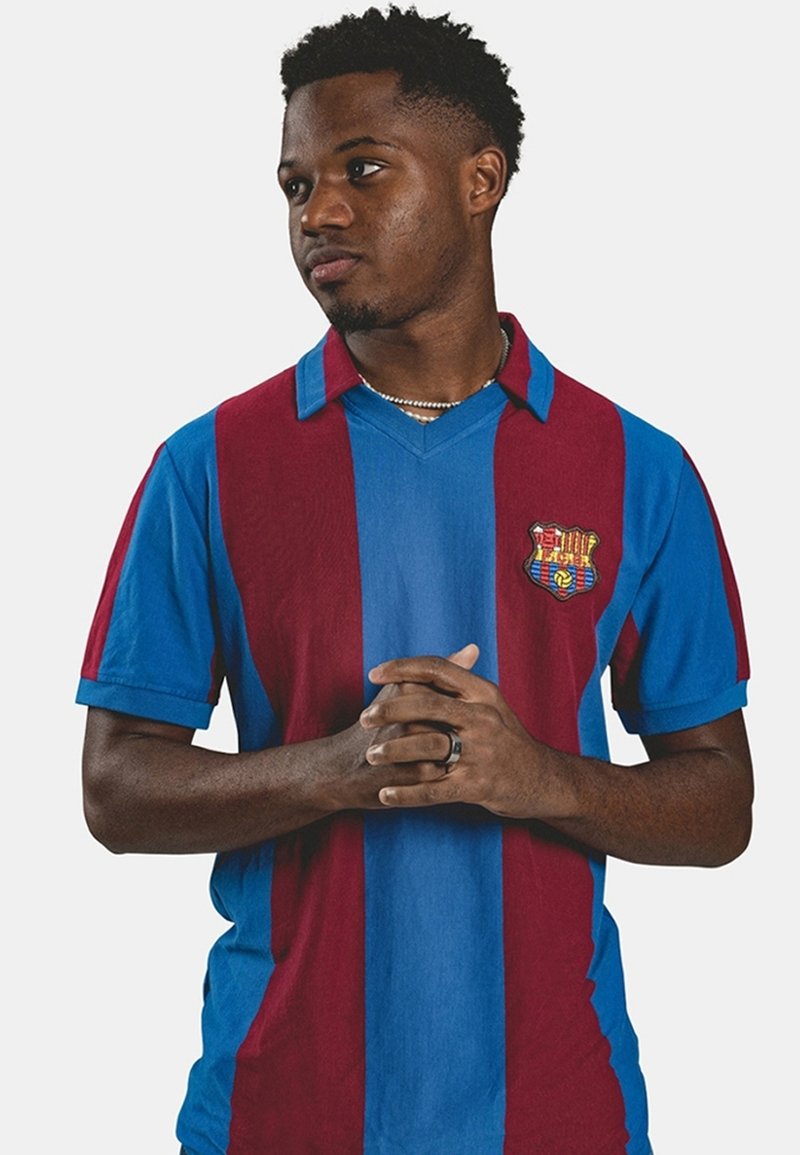 Voetbalshirt van Barcelona met verticale strepen in kastanjebruin en blauw, met een kraag en het clubembleem aan de linkerkant. Korte mouwen.