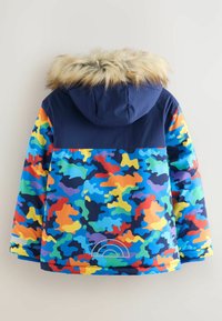 Bunte, camouflage-musterte Jacke mit einer blauen Kapuze und Fellbesatz. Verfügt über einen marineblauen oberen Bereich und elastische Bündchen am Saum.