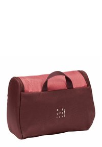 Borsa rettangolare con un esterno di un profondo bordeaux e una parte superiore rosa. Presenta una doppia maniglia e la scritta "RICICLATO ALL'INTERNO" stampata in bianco. Tessuto testurizzato.