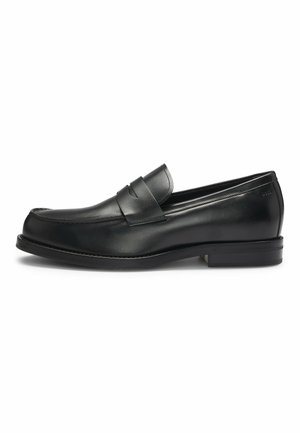 Mocassin homme en cuir noir avec un petit talon et une bride sur le dessus, vu de côté sur fond blanc.