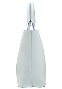 Jasnoniebieska torebka o strukturalnej formie, o geometrycznym kształcie, gładkiej fakturze, z dwiema zaokrąglonymi uchwytami i kontrastowym szyciem wzdłuż brzegów.