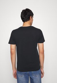 Jack & Jones JORSURFACE BRANDING TEE CREW NECK - T-shirt estampada - tap shoe
