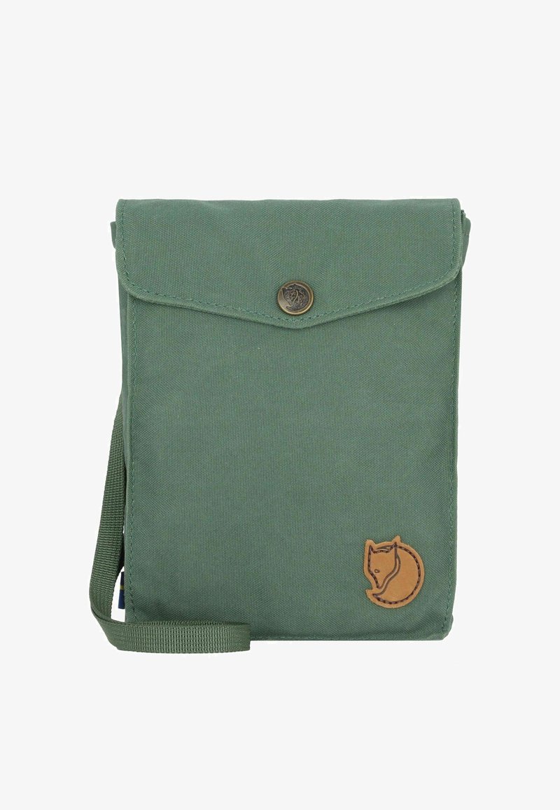 Zelená plátěná taška s klopou na zapínání, opatřená mosazným knoflíkem a koženým logem lišky. Součástí je odnímatelný popruh pro nošení.
