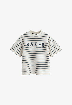 Kortærmet, cremefarvet skjorte med navy og lyserøde vandrette striber og "BAKER BY TED BAKER" broderet tværs over brystet.
