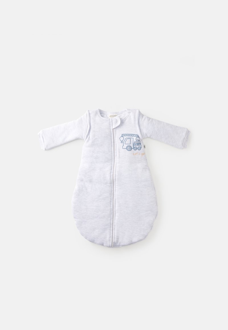 Světle šedý spací pytel s dlouhými rukávy, vybavený předním zipem a vyšitým designem traktoru s textem "Vyrazme!" na hrudi.