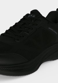 Baskets Black Jack & Jones avec tige en mesh texturé, fermeture à lacets et semelle coussinée sur fond uni.