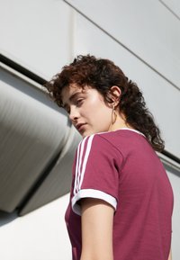 adidas Originals 3 STRIPES - Potiskana majica - victory crimson