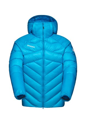 Blauwe pufferjas met capuchon. Heeft een chevron-quiltpatroon, een voorrits en een logo op de borst. Gemaakt van lichtgewicht, geïsoleerd materiaal.