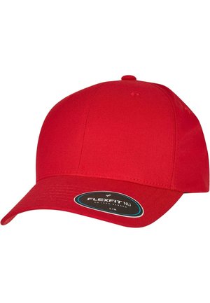 Căciulă de baseball roșie, făcută dintr-un material combinat. Are un vizor curbat și o etichetă de mărime, S/M, cu detalii de cusătură pe coronă și vizor.