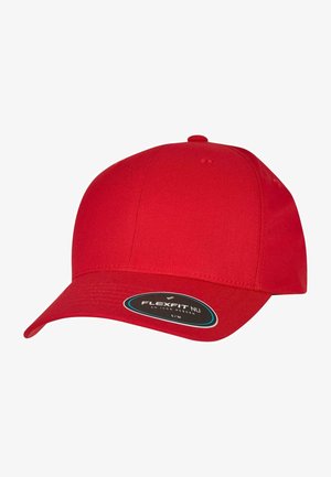 Rød baseballcap laget av blandet stoff. Har en buet skjerm og et størrelsesmerke, S/M, med sømdetaljer på kronen og skjermen.