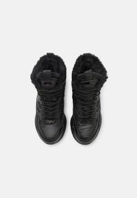 Baskets montantes noires avec une doublure en fourrure rembourrée, texture en cuir lisse, bout arrondi et un design de lacets bien marqué. Comprend des accents de logo.