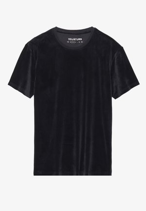 Camiseta negra de terciopelo con manga corta y cuello redondo, colocada en plano sobre fondo blanco, etiqueta "YOURTURN" dentro del cuello.