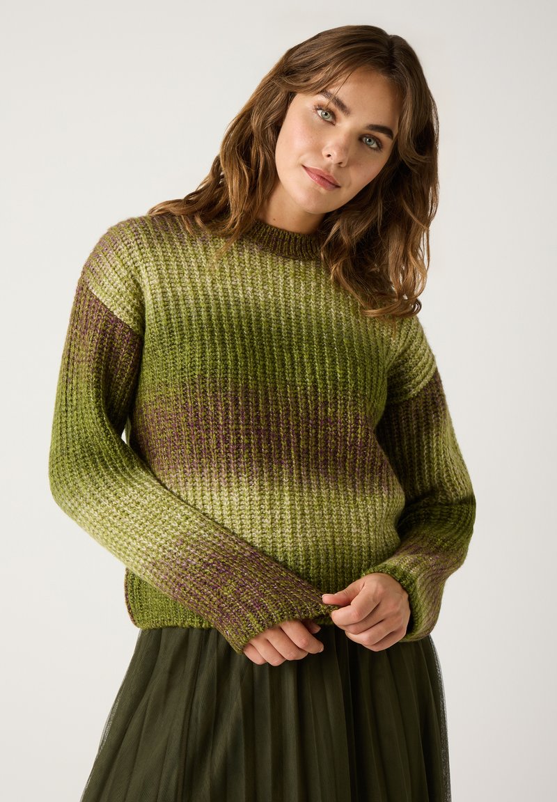 Textured groene trui met ribgebreid patroon, voorzien van gradiënt tinten van groen en paars. Lange mouwen en ronde hals.
