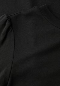 Sort pullover-top med glat stof, rund halsudskæring og samlet detalje på den ene skulder. Tekstureret, letvægtigt materiale.