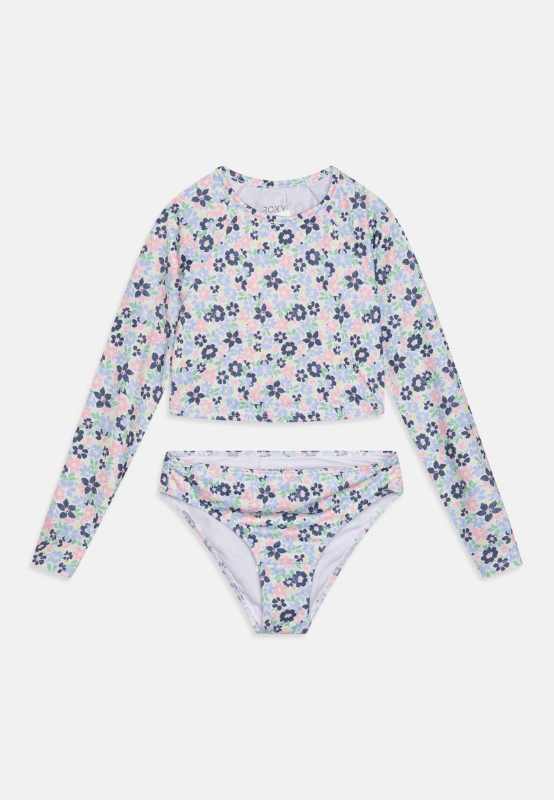 Ensemble de bain à manches longues avec un motif floral coloré sur un fond clair ; comprend un haut court et un bas de bikini.