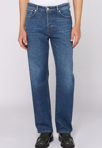 Blå denim jeans med rak bendesign, femficksstil, subtila sömnadsdetaljer och en knappstängning i midjan.