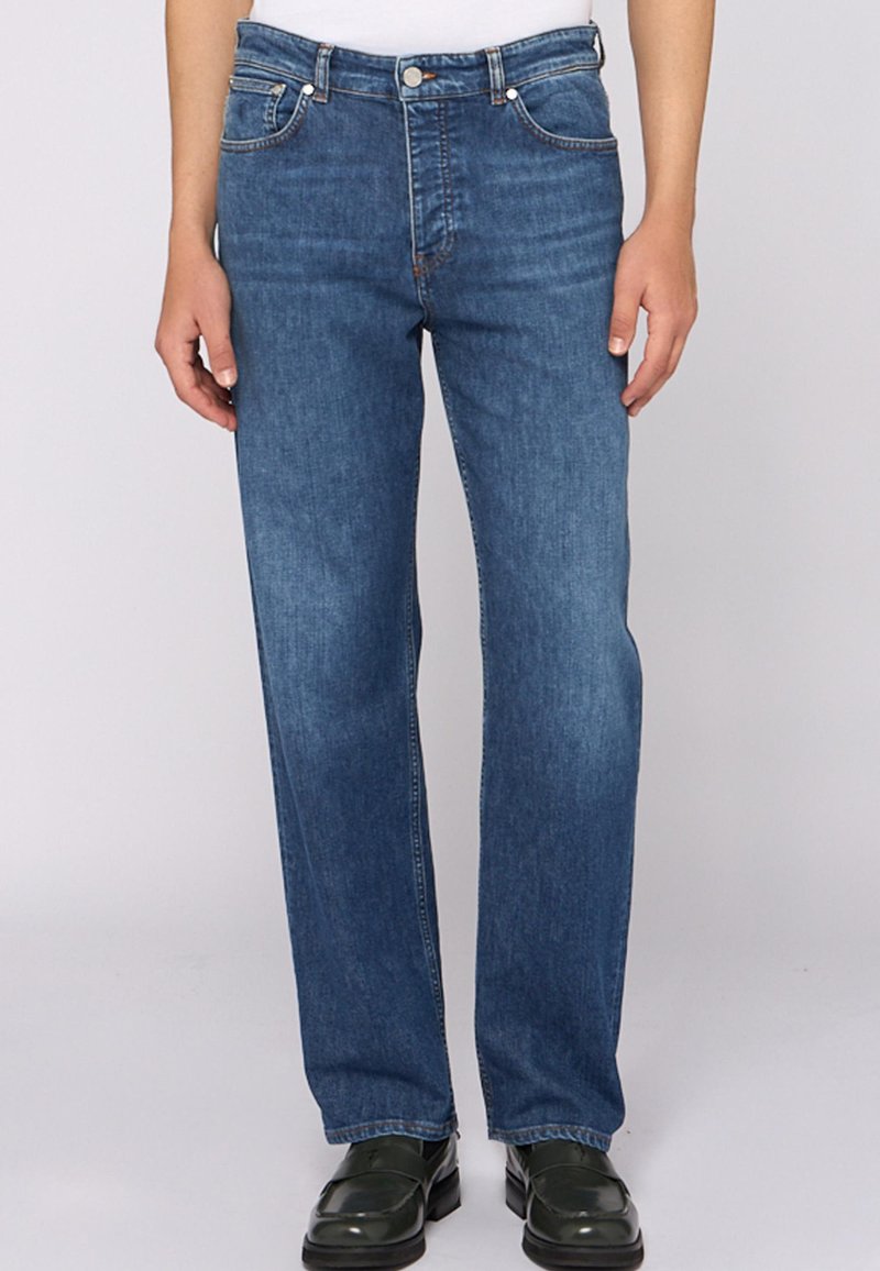 Blå denim jeans med rak bendesign, femficksstil, subtila sömnadsdetaljer och en knappstängning i midjan.