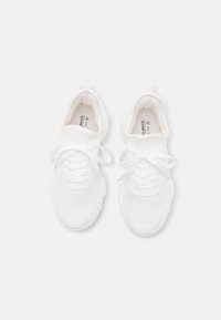 Hvide strikkede sneakers med tekstureret overdel, flade snørebånd, polstret krave og solid gummiydersål, der har et rent og minimalistisk design.