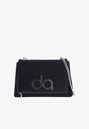 Bolso de tela negro con una correa de cadena metálica, que presenta una superficie texturizada y un diseño de logotipo con tachuelas en la parte frontal. Detalle de cierre con cremallera.