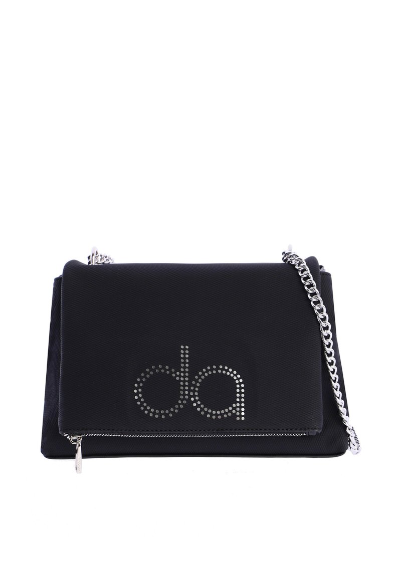 Bolso de tela negro con una correa de cadena metálica, que presenta una superficie texturizada y un diseño de logotipo con tachuelas en la parte frontal. Detalle de cierre con cremallera.