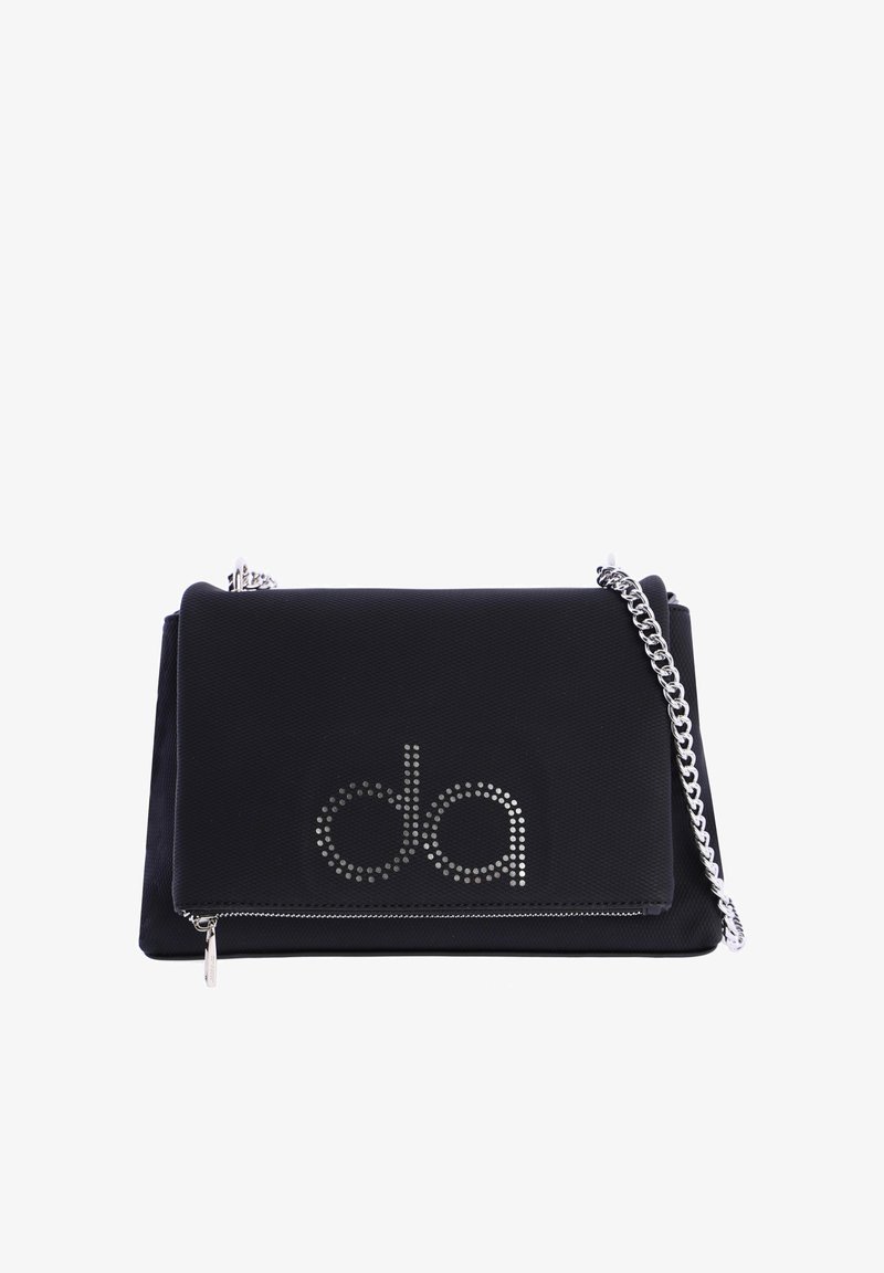 Bolso de tela negro con una correa de cadena metálica, que presenta una superficie texturizada y un diseño de logotipo con tachuelas en la parte frontal. Detalle de cierre con cremallera.