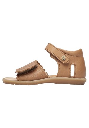 Bruine kindersandaal met een gestructureerde teensluiting met bloemenmotief, verstelbare enkelband met metalen sterknop en open hielontwerp.