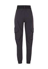 Sorte cargobukser med elastisk taljebånd, sidelommer med klap og elastiske manchetter set bagfra mod hvid baggrund.