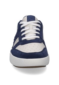 Granatowe zamszowe i białe skórzane sneakersy z noskiem z perforacjami, białymi sznurówkami i teksturowaną gumową podeszwą.