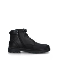 Botas de tobillo de cuero negro con cordones en la parte delantera y cremallera lateral. Superficie texturizada, suela de goma resistente con tracción. Diseño minimalista.