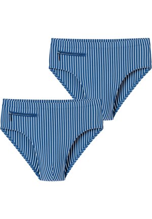 Due slip blu da nuoto con strisce verticali bianche e piccole tasche con zip sul lato sinistro anteriore, mostrati su uno sfondo bianco.