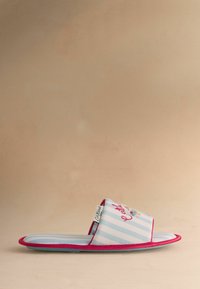 Zapatilla de rayas con parte superior de tela suave en azul claro y blanco, acentuada con ribete rojo y un diseño floral en la parte delantera.