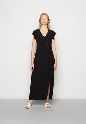 Vestido preto, até ao joelho, com decote em V, mangas leves e botões na frente. O tecido parece suave e cai levemente.