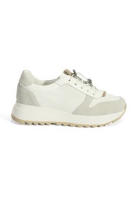 Hellgraue Wildleder- und Mesh-Sneaker mit einer klobigen weißen Sohle, ausgestattet mit einer Schnürung und einem perforierten Design für Atmungsaktivität.