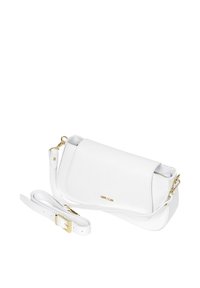 Biała skórzana torebka crossbody z klapą, złotymi akcentami i regulowanym paskiem. Gładka tekstura, minimalistyczny design.