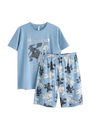 Lyseblå kortærmet skjorte med teksten "Battle Ready" og to væsen-motiver, kombineret med matchende shorts med et gentaget sort-hvidt væsenmønster.