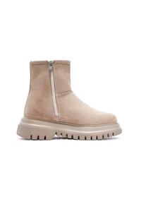 Botín de ante beige hasta el tobillo con cremallera lateral, suela de goma gruesa beige y textura suave. Presenta una punta redonda y un detalle de costura mínima.