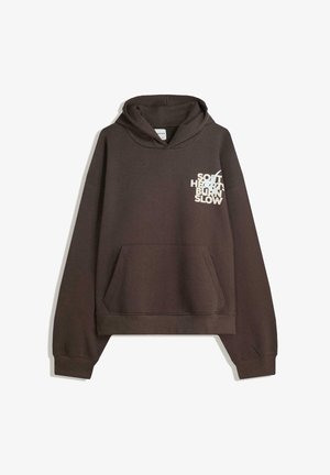 Sweatshirt à capuche marron avec une poche avant. Il présente un texte graphique blanc sur la poitrine gauche. Le matériau semble doux et a une coupe décontractée.
