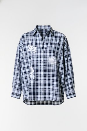 Sinine ja valge ruuduline särk, millel on nupukirje, pikad varrukad, krae ja esipaneelidel graafilised trükid.