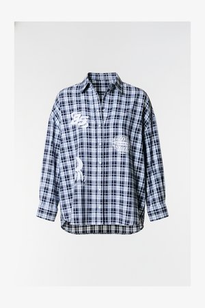 Modrá a biela károvaná košeľa s gombíkmi na prednom diele, dlhými rukávmi, golierom a grafickými potlačami na predných paneloch.