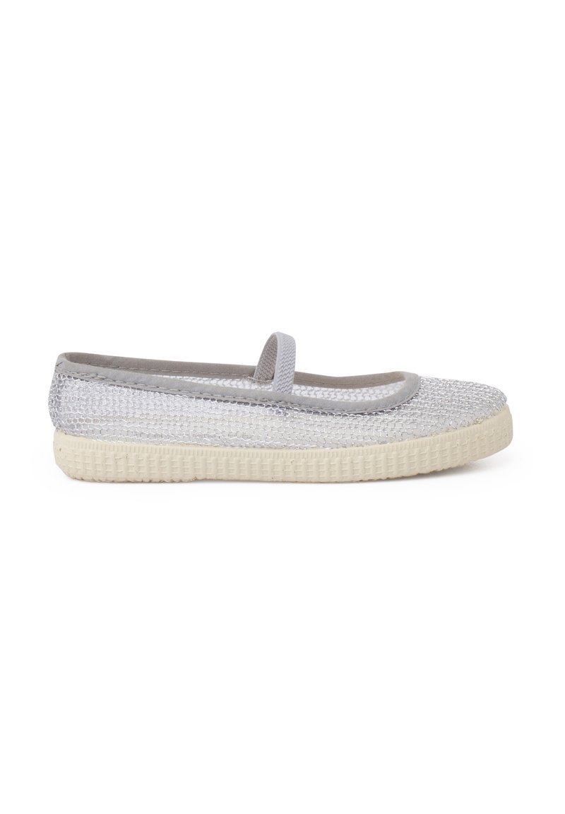 Ballerine in tessuto grigio con superficie texturizzata, punta rotonda e una sottile fascia elastica. La suola è realizzata in gomma color crema con una finitura a motivo.