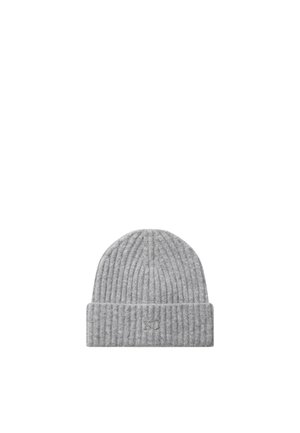 Gorro de punto acanalado color gris claro con puño doblado y logo "NU" bordado sutilmente en la parte delantera.