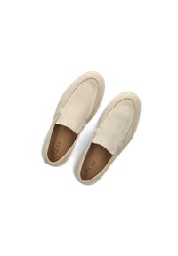 Beige suède instappers met een ronde neus en minimale stiksels. Soepele textuur met een leren binnenzool en rubberen buitenzool.