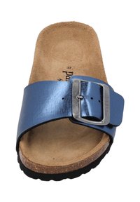 Sandalo scivoloso in pelle blu con una fascia larga, fibbia in argento, soletta in sughero e suola texturizzata. Presenta una punta aperta e un design minimalista.