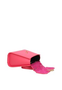 Roze lederen handtas met een gestructureerd ontwerp, gouden hardware en een suède interieur met drukknoopsluiting en extra vakken.