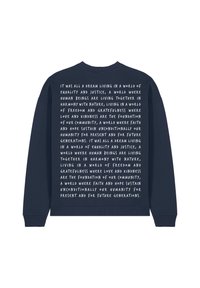 Jūras spēku kreklu ar apaļu kaklu, aizmugurē ar baltu tekstu. Tekstā ir iedvesmojoši izteicieni par vienlīdzību un kopienu.