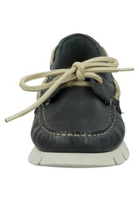 Schwarzer Lederschuh mit runder Spitze, beigen Schnürsenkeln, weißer Sohle und Kontrastnähten. Das Design zeichnet sich durch einen klassischen Schnürstil aus.