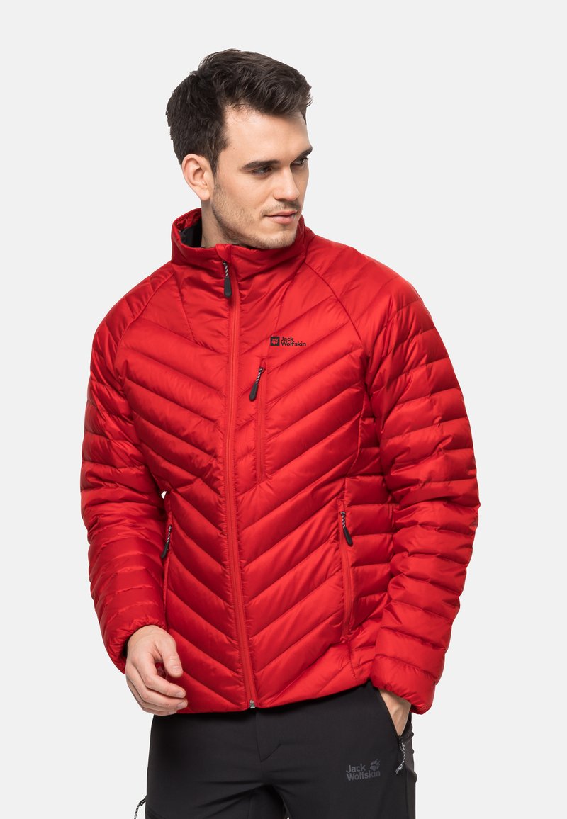 Rote isolierte Jacke mit Reißverschluss vorne, hohem Kragen, Chevron-Muster und Reißverschlusstaschen. Das Material wirkt glatt und leicht.