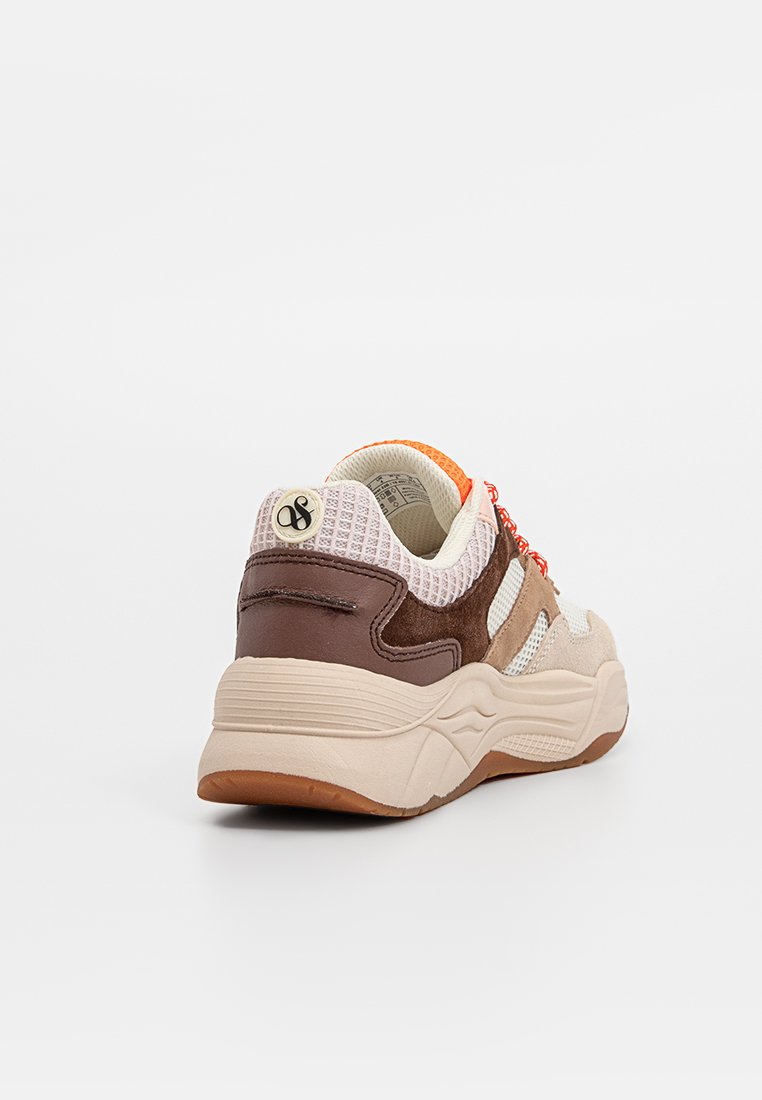 Brązowe i beżowe sneakersy z teksturowanym materiałem i zamszowymi akcentami, pomarańczowymi detalami oraz grubą, białą gumową podeszwą. Logo na pięcie.